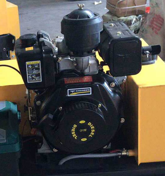 手扶式雙輪壓路機細節(jié)2